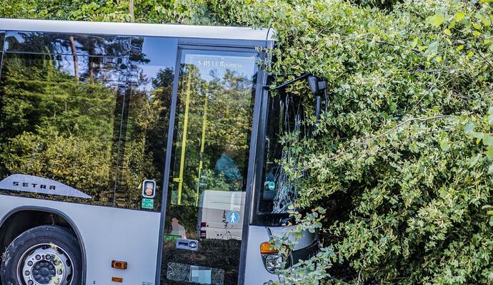 Friolzheim: Linienbus kommt von Fahrbahn ab