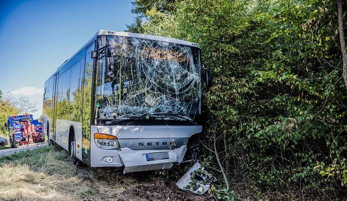 Friolzheim: Linienbus kommt von Fahrbahn ab