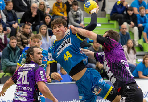 Als 16-Jähriger gab Finn Meißner (Mitte, hier im Spiel gegen Leutershausen) im Herbst vergangenen Jahres sein Debüt in der Drittliga-Männermannschaft der SG Pforzheim/Eutingen.