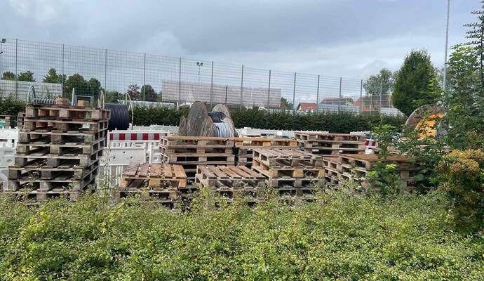 Am Montagabend sind auch Paletten im Bereich der Baustelle an der B294 angezündet worden. Auch hier sollen die Kinder und der Jugendliche dafür verantwortlich sein.