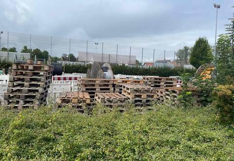 Am Montagabend sind auch Paletten im Bereich der Baustelle an der B294 angezündet worden. Auch hier sollen die Kinder und der Jugendliche dafür verantwortlich sein.