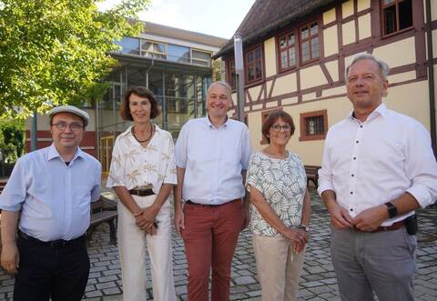 Der neue VHS-Direktor Heiko Müller (Mitte) mit Außenstellen-Koordinator Andreas Friedel, den Außenstellen-Leiterinnen Monika Ruthardt und Anne Baumann sowie Bürgermeister Heiko Genthner (von links).