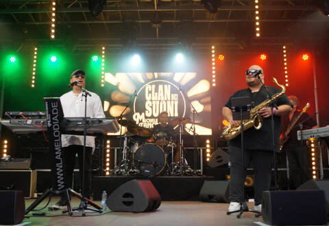 Die Musiker von „Clan dei Suoni“ sorgen für italienisches Flair (v. l. n. r).: Jens Schmidt, Michele Tancredi, Elias Breitschneider (Drums), Leo Tancredi (Saxophon), Mariano Boiano (Bass) und Frederico Risuleo (Keyboard).