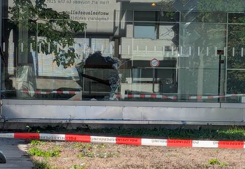 Eine Scheibe des Schmuckmuseums wurde bei dem Einbruch beschädigt. Darin klafft nun ein Loch.