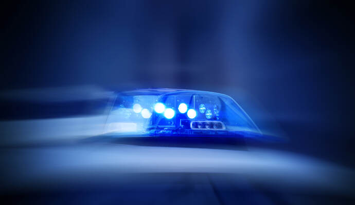 Die Polizei sucht nach dem Vorfall an der Bushaltestelle nach Zeugen.