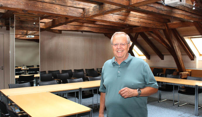 Werner Henle, ist gut gelaunt vor dem letzten Pressegespräch im Ratssaal zum bevorstehenden Ruhestand, aufgenommen fast an derselben Stelle wie knapp ein Vierteljahrhundert früher (siehe Archivfoto unten).
