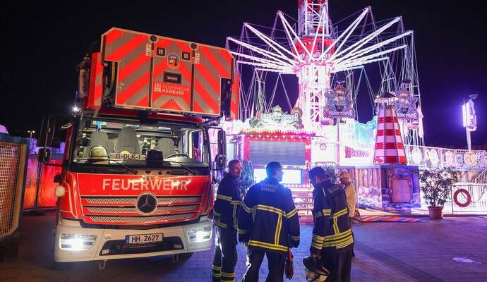 Menschen hingen im Kettenkarussell auf Hamburger Dom fest