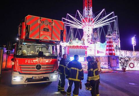 Menschen hingen im Kettenkarussell auf Hamburger Dom fest