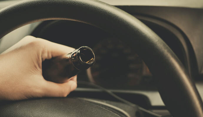 Betrunken und berauscht soll ein Mann am Dienstagabend in Keltern erst zwei Fahrzeuge beschädigt und sich dann gegenüber Polizeibeamten aggressiv verhalten haben.
