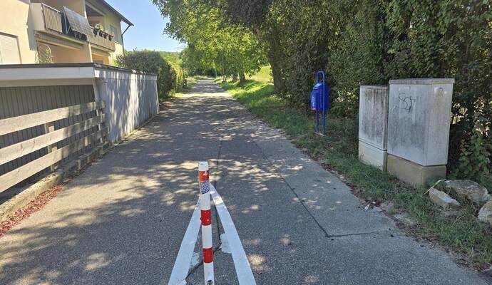 Am Tag erscheint das Sträßchen Ecke Murgstraße/Dreisamstraße Richtung Grenzsägmühle wie ein Naturidyll. In den Abend- und bis in die Nachtstunden hinein treffen sich dort Jugendliche aus der Region mit ihren Zweirädern. Anwohner sprechen von einem „Höllenlärm“.