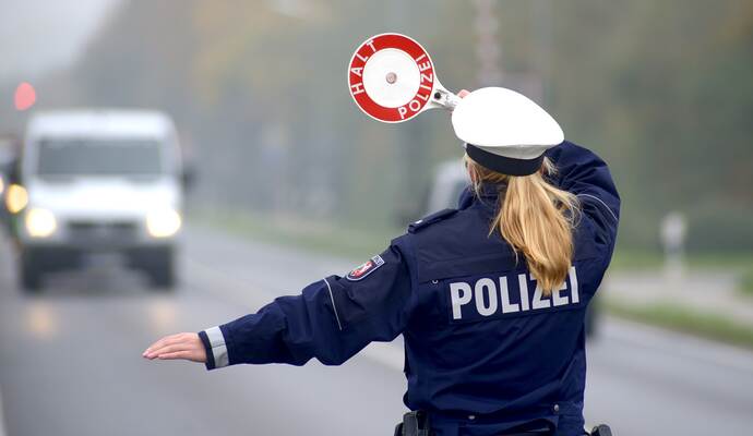 Polizei bei Geschwindigkeitskontrolle