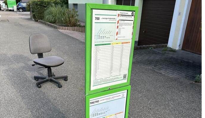 Ein mitfühlender Mensch hat einen Bürostuhl an die Ersatzhaltestelle an der Lienzinger Brühlstraße platziert. Im oberen Info-Kasten ist der Hinweis zum Wochenendeveraltet, wer dem Aushang folgt, wird in die Irre geschickt.