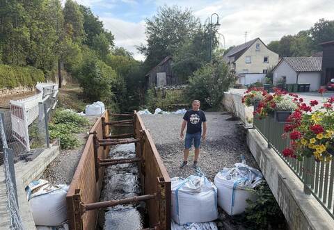 An der Glattbachbrücke zeigt Zeljko Schuhmacher auf das Provisorium, das seit März 2025 den Uferhang sichert. Dem Stadtrat dauert es zu lange, bis die eigentliche Sanierung erfolgt. Rose