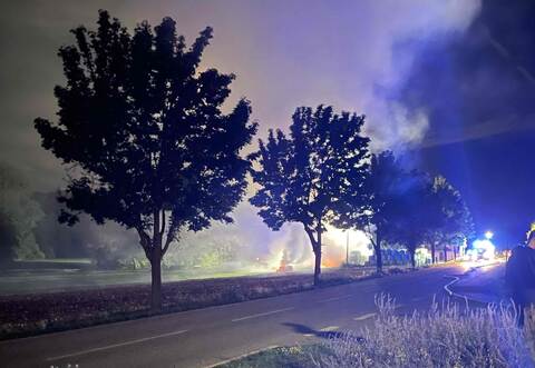 Im Kelterner Ortsteil Dietenhausen sollen Heuballen angezündet worden sein.