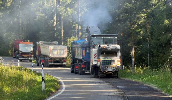 Auf der L405 wurden Fräs- und Ausbauarbeiten der Asphaltdeckschicht durchgeführt.
