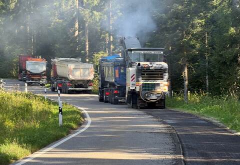 Auf der L405 wurden Fräs- und Ausbauarbeiten der Asphaltdeckschicht durchgeführt.