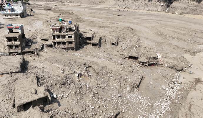 Sturzflut an Grenze zwischen China und Nepal