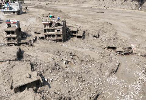Sturzflut an Grenze zwischen China und Nepal