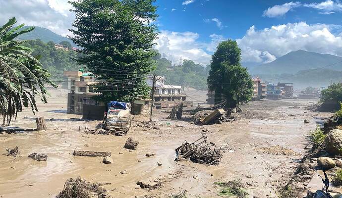 Wie es zu der verheerenden Sturzflut in Nepal kam