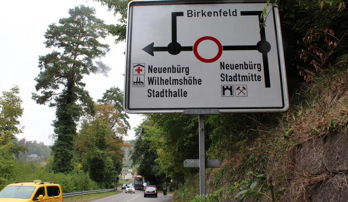 Hier kommt es nun wie vorab vermeldet zur „Umleitung in der Umleitung“, allerdings noch vier Tage später, erst ab11. September: Wer von der Neuenbürger Wilhelmshöhe in die Stadtmitte dann den hier empfohlenen Weg über Birkenfeld nimmt, gerät geradewegs in die nächste Vollsperrung.