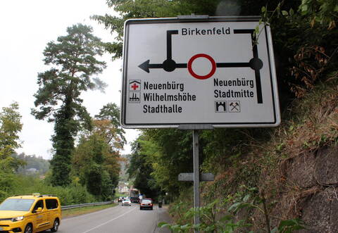 Hier kommt es nun wie vorab vermeldet zur „Umleitung in der Umleitung“, allerdings noch vier Tage später, erst ab11. September: Wer von der Neuenbürger Wilhelmshöhe in die Stadtmitte dann den hier empfohlenen Weg über Birkenfeld nimmt, gerät geradewegs in die nächste Vollsperrung.