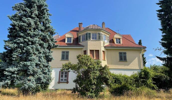 Das alte Pfarrhaus steht seit 1914 in Langenbrand. Hier ein Foto von der Seite aus dem Sommer 2025.