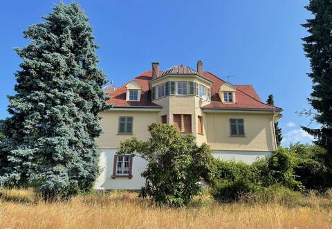 Das alte Pfarrhaus steht seit 1914 in Langenbrand. Hier ein Foto von der Seite aus dem Sommer 2025.