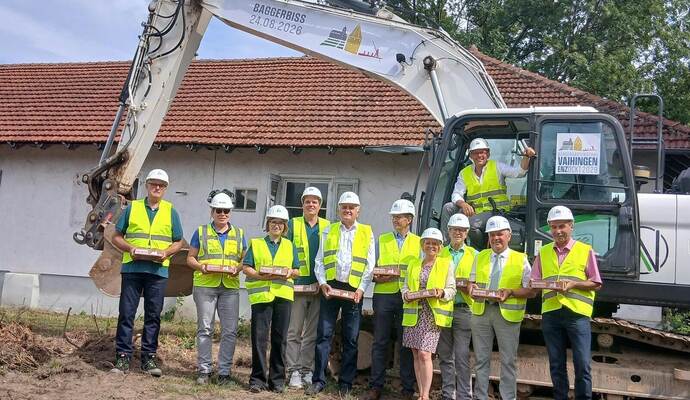 Über den Baustart freuen sich (von links): Norbert Geissel (GF EigenbetriebBürgergartenschau), Carola Sieg (Weber-Ingenieure), Philippa Stolle und Robert Hoffner (BW Grün), Rainer Wieland (Vorsitzender Verband Region Stuttgart,Philip Haggeney (RMPSL Landschaftsarchitekten), Meike Günther (Die GRÜNEN), Jürgen Vogt (Stellvertreter des Landrats), Gerhard Hugenschmidt (bwgrün), Konrad Epple (CDU) und OB Uwe Skrzypek-Muth (Bagger).