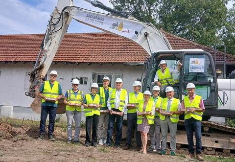 Über den Baustart freuen sich (von links): Norbert Geissel (GF EigenbetriebBürgergartenschau), Carola Sieg (Weber-Ingenieure), Philippa Stolle und Robert Hoffner (BW Grün), Rainer Wieland (Vorsitzender Verband Region Stuttgart,Philip Haggeney (RMPSL Landschaftsarchitekten), Meike Günther (Die GRÜNEN), Jürgen Vogt (Stellvertreter des Landrats), Gerhard Hugenschmidt (bwgrün), Konrad Epple (CDU) und OB Uwe Skrzypek-Muth (Bagger).