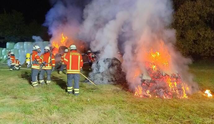 Flammen schlagen am Mittwochabend bei Dietenhausen aus Heu- und Silageballen. Kelterns Feuerwehr löscht stundenlang, aber erfolgreich.