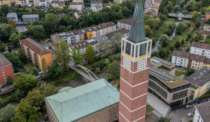 Die evangelische Stadtkirche und das Haus der Kirche aus der Luft: Sie stehen für moderne kirchliche Angebote und eine veränderte Verwaltungsstruktur. u