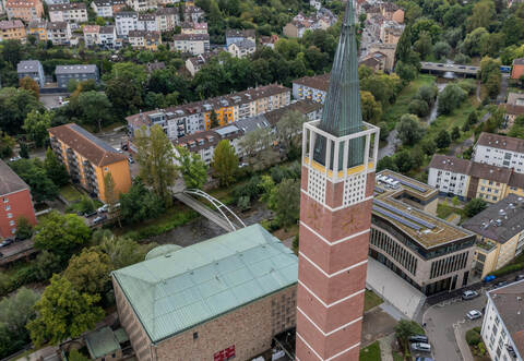 Die evangelische Stadtkirche und das Haus der Kirche aus der Luft: Sie stehen für moderne kirchliche Angebote und eine veränderte Verwaltungsstruktur. u
