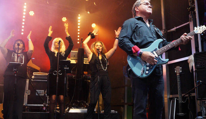 Rainer Schäfle (Gitarre und Dobro), Nancy McAnally, Sandra Vine und Tressa Rose Schreiber (von links) zeigten den 1500 Gästen, was sie musikalisch drauf haben. Robin Daniel Frommer