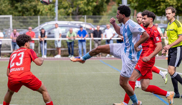 Kurze Verwirrung um das Spielgerät: Am Ende trennen sich die hoch gehandelten Teams von Birkenfeld (rote Trikots) und Gastgeber Ispringen leistungsgerecht unentschieden.Ralf Becker