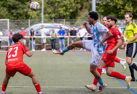 Kurze Verwirrung um das Spielgerät: Am Ende trennen sich die hoch gehandelten Teams von Birkenfeld (rote Trikots) und Gastgeber Ispringen leistungsgerecht unentschieden.Ralf Becker