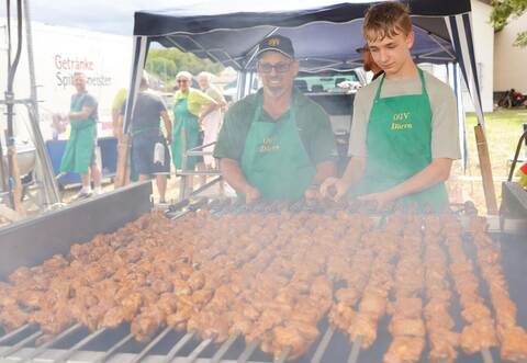 Friedemann Funk kümmert sich um den Spießbraten und freut sich über die tatkräftige Unterstützung junger Vereinsmitglieder. Neben ihm hat der 15-jährige Max alles im Griff.