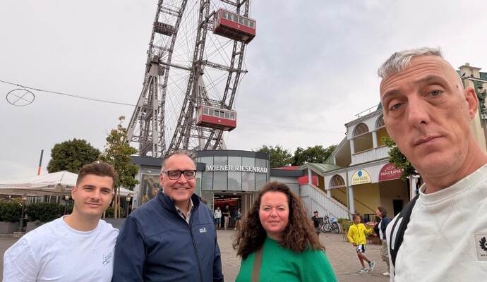 Bei 40 Stunden Skat ist auch mal Entspannung im Wiener Prater angesagt: Der neue Tandem-Weltmeister Laurin Kolbenschlag aus Ludwigsburg und die drei Schömberger Alexander Milicevic, Nicole und Matthias Kratzert (von links).