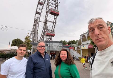 Bei 40 Stunden Skat ist auch mal Entspannung im Wiener Prater angesagt: Der neue Tandem-Weltmeister Laurin Kolbenschlag aus Ludwigsburg und die drei Schömberger Alexander Milicevic, Nicole und Matthias Kratzert (von links).
