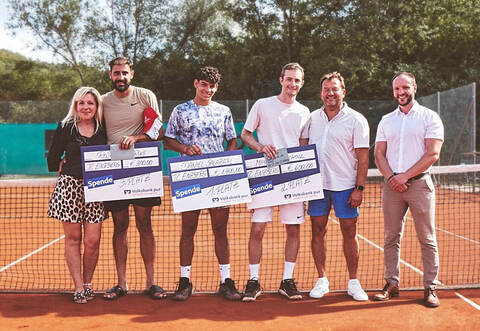 Turnierdirektorin Daniela Steudle, Rodrigo Arus, Daniel Salazar, Maximilian Scholl, der Vorsitzende des TC Enzberg Michael Steudle und der ehrenamtliche Mühlacker OB-Stellvertreter Stefan Aßmus aus dem Gemeinderat (von links) bei der Siegerehrung.