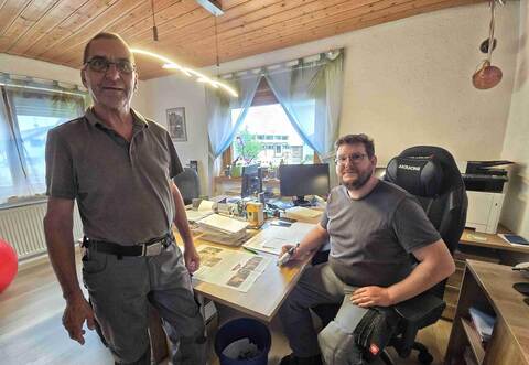 Jürgen Unterricker (60) und sein Sohn Manuel (35) haben zwei invasive Ameisenarten in Pforzheim entdeckt und bestimmen lassen.