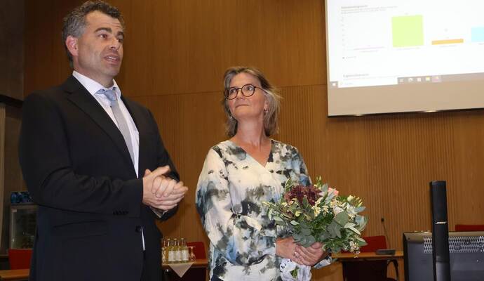 Sebastian Kopp freut sich mit seiner Frau Stefanie Glaser über den deutlichen Wahlerfolg im ersten Wahlgang.