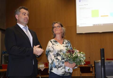 Sebastian Kopp freut sich mit seiner Frau Stefanie Glaser über den deutlichen Wahlerfolg im ersten Wahlgang.