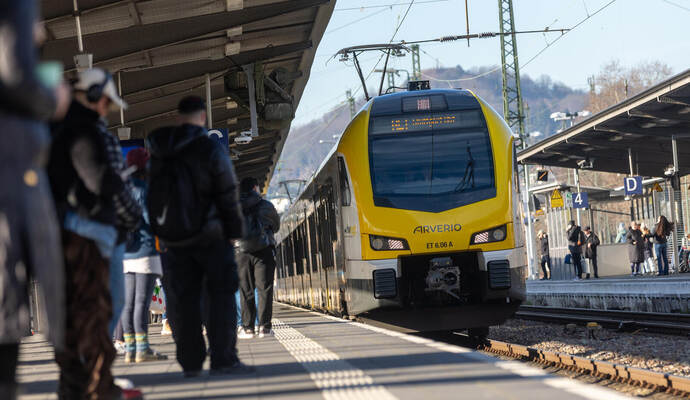 Ein RE1 von Arverio im Pforzheimer Hauptbahnhof: Kunden berichten von zu kurzen und übervollen Zügen.