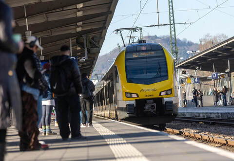 Ein RE1 von Arverio im Pforzheimer Hauptbahnhof: Kunden berichten von zu kurzen und übervollen Zügen.