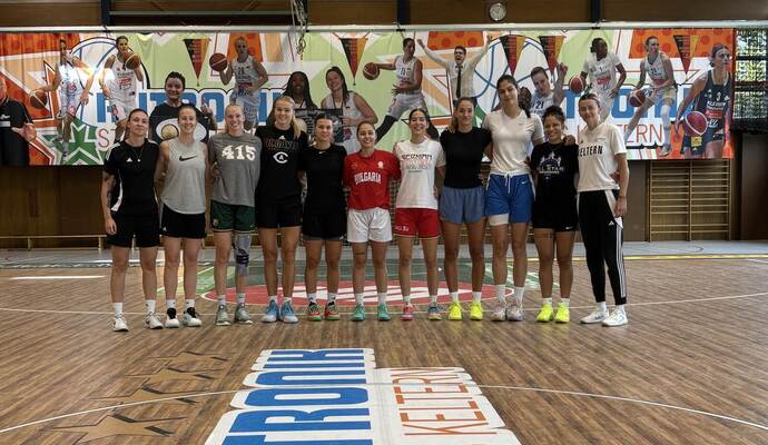Vorbereitungsstart des deutschen Meisters Keltern: (von links) Trainerin Matea Tavic, Beatrice Del Pero, Freja Werth, Megan Norris, Andjela Matic, Karina Konstantinova, Anastasia Schlipf, Ana Mandic, Jelena Mitrovic, Essence Booker und Co-Trainerin Elena Antic. Die deutsche Nationalspielerin Alexandra Wilke und Alexandria Kiss-Rusk stoßen später zum Team.