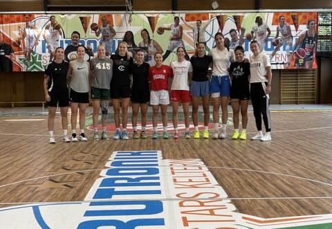 Vorbereitungsstart des deutschen Meisters Keltern: (von links) Trainerin Matea Tavic, Beatrice Del Pero, Freja Werth, Megan Norris, Andjela Matic, Karina Konstantinova, Anastasia Schlipf, Ana Mandic, Jelena Mitrovic, Essence Booker und Co-Trainerin Elena Antic. Die deutsche Nationalspielerin Alexandra Wilke und Alexandria Kiss-Rusk stoßen später zum Team.