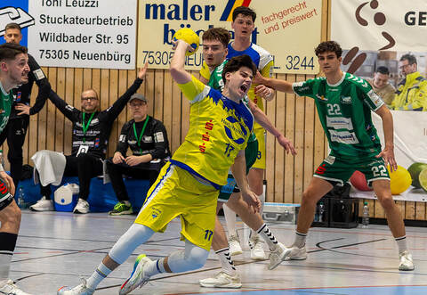 Für Vincent Virzi (am Ball) beginnt die neue Saison mit dem HC Neuenbürg vorheimischer Kulisse.