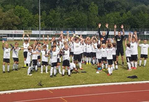 Im Nieferner Enztalstadion bringen Gladbachs Jugendtrainer beim Fußballcamp den Nachwuchsspielern einige Kniffe bei.