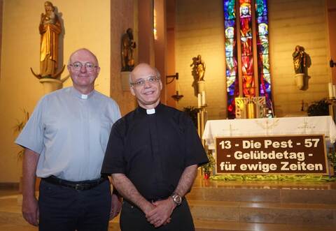 Die beiden Pfarrer Joachim Viedt und Thomas Holler. Letzterer hält die Predigt zum Gelübdetag.