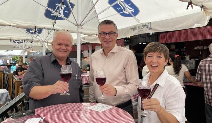 Sie stoßen auf ein rundum stimmiges Oechslefest 2026 an: Frank Daudert, Sprecher der Wirte, Oliver Reitz, Direktor der Wirtschaft und Stadtmarketing Pforzheim (WSP) und Waltraud Knöller vom Event-Team der WSP (von links).
